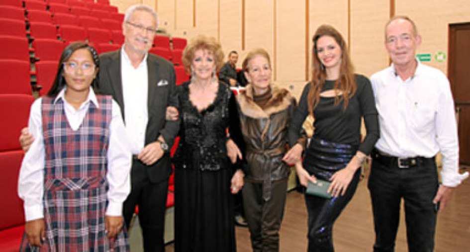 Fotos | Argemiro Idárraga | LA PATRIA Sara Isabel Ortegón Hernández, Félix Calvo, Ester Sierra, Adela Sierra, Valentina Vásquez y Jaime Van Den En Den. Fotos | Argemiro Idárraga | LA PATRIA Sara Isabel Ortegón Hernández, Félix Calvo, Ester Sierra, Adela Sierra, Valentina Vásquez y Jaime Van Den En Den.