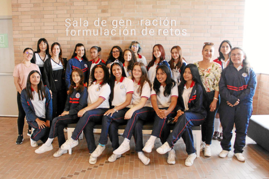 Foto | Luis Trejos | LA PATRIA Grupo de alumnas asistentes en compañía de las profesoras Mónica Patiño y Adriana Serna, líderes del Plan Lector del colegio. Foto | Luis Trejos | LA PATRIA Grupo de alumnas asistentes en compañía de las profesoras Mónica Patiño y Adriana Serna, líderes del Plan Lector del colegio.