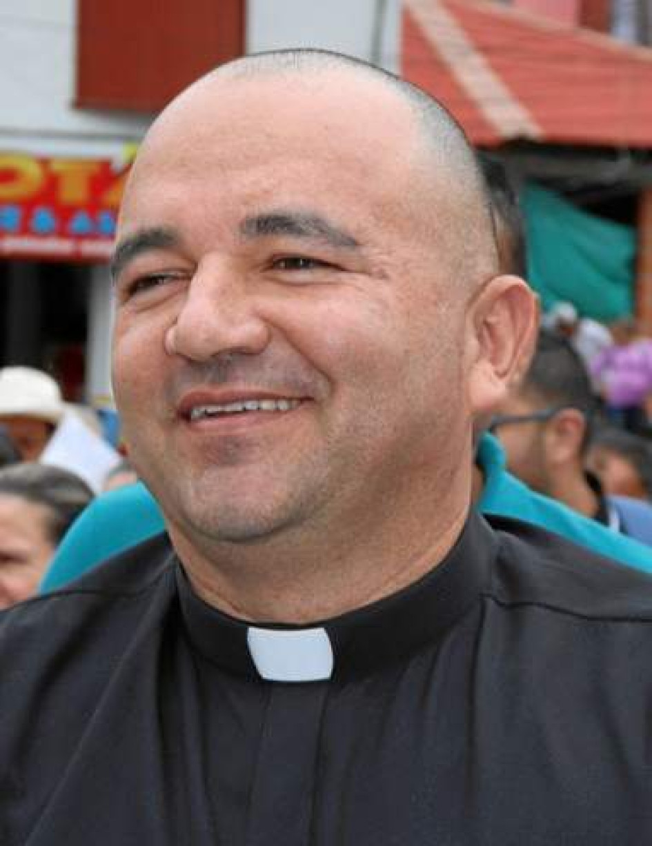 Foto | Cortesía | LA PATRIA En reemplazo del sacerdote José Libardo Flórez Cuartas, quien ejerció en el templo Nuestra Señora de Los Dolores desde enero de 2020, llegó a Pensilvania el nuevo párroco José Alberto Aristizábal Franco designado por el obispo de la Diócesis La Dorada-Guaduas, monseñor Hency Martínez Vargas. El nuevo párroco, oriundo de Marquetalia, llegó acompañado por una nutrida delegación desde el municipio de Norcasia hasta el recibimiento que le brindó la feligresía en el Alto de Marianita junto con la banda marcial y la comunidad educativa. Foto | Cortesía | LA PATRIA En reemplazo del sacerdote José Libardo Flórez Cuartas, quien ejerció en el templo Nuestra Señora de Los Dolores desde enero de 2020, llegó a Pensilvania el nuevo párroco José Alberto Aristizábal Franco designado por el obispo de la Diócesis La Dorada-Guaduas, monseñor Hency Martínez Vargas. El nuevo párroco, oriundo de Marquetalia, llegó acompañado por una nutrida delegación desde el municipio de Norcasia hasta el recibimiento que le brindó la feligresía en el Alto de Marianita