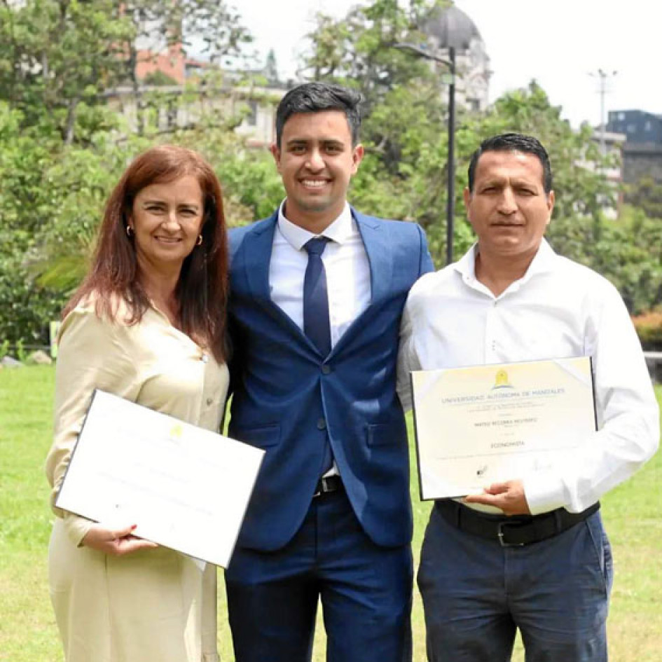 Foto | Cortesía| LA PATRIA Mateo Becerra en compañía de sus padres, Diana María Restrepo Arias y José William Becerra Hernández.