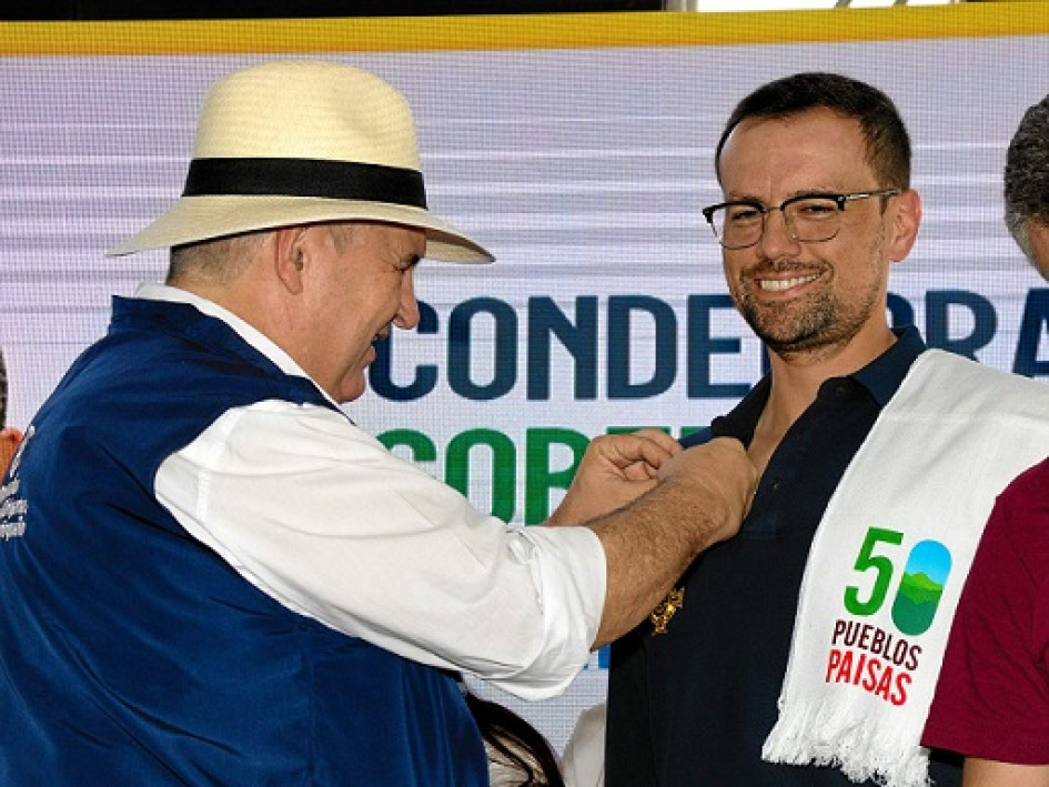 Fotos | Luis Fernando Rodriguez | Salamina | LA PATRIA Hernán Saldarriaga, director de la Alianza Dirigentes 50 pueblos paisas, impuso las condecoraciones a Luis Carlos Velásquez, gobernador de Caldas, y Aníbal Gaviria Correa, mandatario de Antioquia.