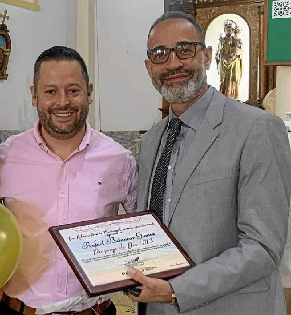 Andrés Duque Osorio, alcalde de Pácora (Caldas), entrega la placa de reconocimiento a Rafael Betancur Gómez. Andrés Duque Osorio, alcalde de Pácora (Caldas), entrega la placa de reconocimiento a Rafael Betancur Gómez.