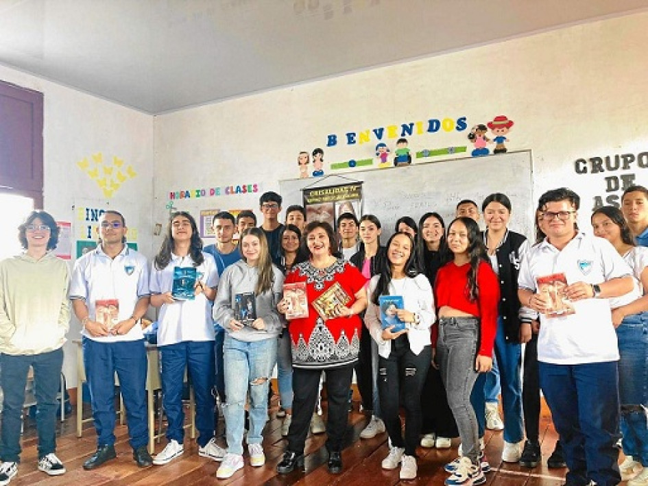 Dolly Montes Tangarife juntos a los estudiantes de grado 11 de la Escuela Normal Superior de Salamina.