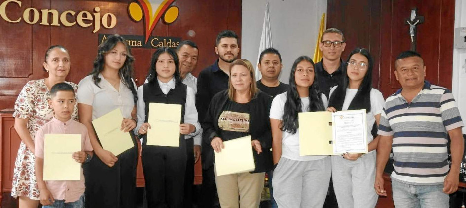 Foto | Albeiro Rudas | LA PATRIA María Camila Arango Salazar, natación; Santiago Zapata Muñoz, ciclomontañismo; Juliana Garcés Rivera, ajedrez; Laura Sofía López Vásquez, ajedrez. Igualmente recibieron reconocimientos la líder en recreación, Luz Marina Bustamante Foronda; Michael Hamilton Giraldo Marín, por su emprendimiento en café de alta calidad y de exportación; y la Banda Sinfónica de la vereda San Pedro. Foto | Albeiro Rudas | LA PATRIA María Camila Arango Salazar, natación; Santiago Zapata Muñoz, ciclomontañismo; Juliana Garcés Rivera, ajedrez; Laura Sofía López Vásquez, ajedrez. Igualmente recibieron reconocimientos la líder en recreación, Luz Marina Bustamante Foronda; Michael Hamilton Giraldo Marín, por su emprendimiento en café de alta calidad y de exportación; y la Banda Sinfónica de la vereda San Pedro.