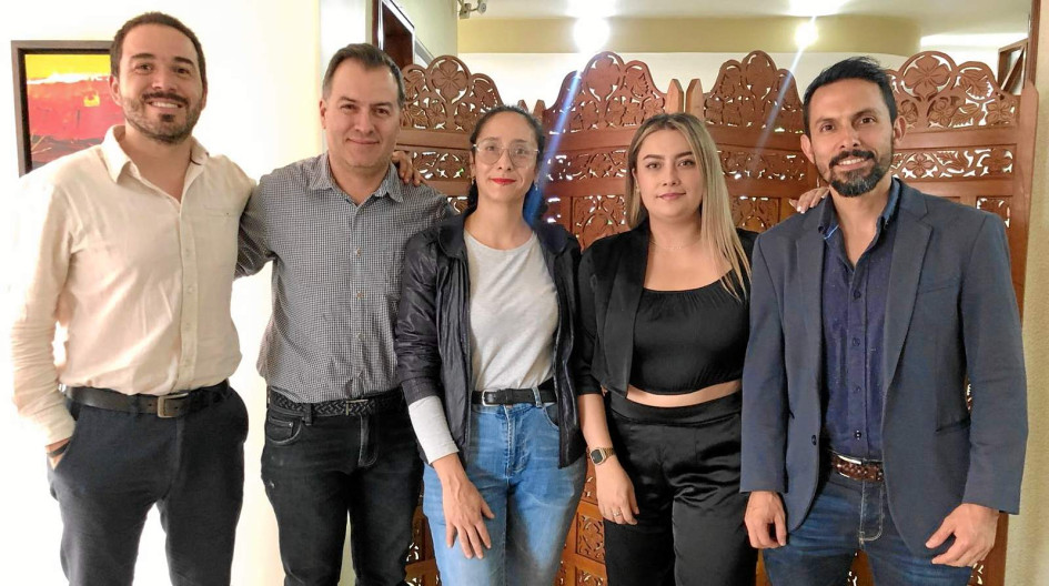 Foto | Lector | LA PATRIA Daniel Hurtado Cano, director de Manizales Cómo Vamos; Óscar Villegas Duque, director del programa de Empresas de Alto Potencial en Manizales Más; Ana María Rojas, integrante de la Fundación Senderos de Luz; Mariana Corredor Lucuara, líder de Proyectos Sociales de Manizales Cómo Vamos; y David Ricardo Martínez Dallos, director ejecutivo de la Federación ONG de Caldas.