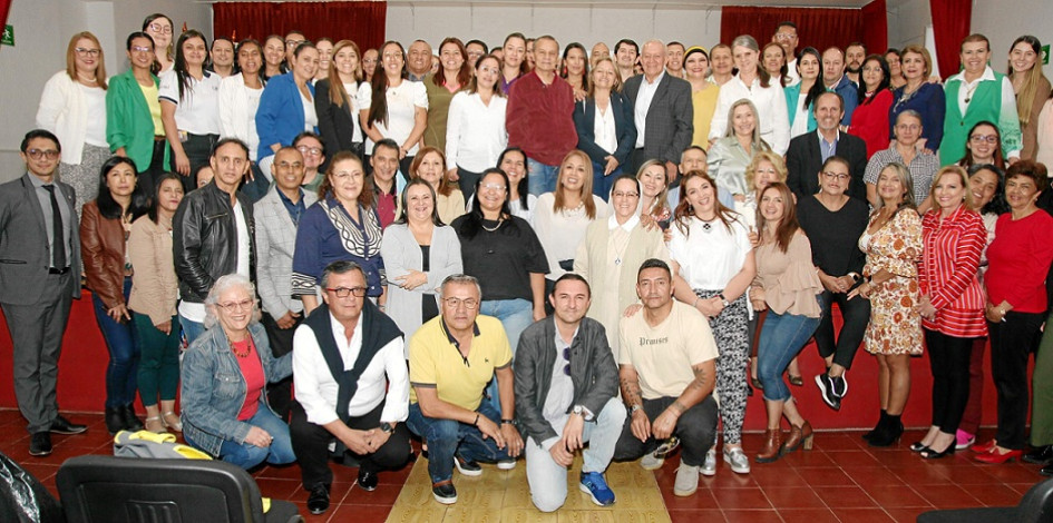 Foto | Argemiro Idárraga | LA PATRIA Diego Villada fue el encargado de dictar la conferencia, Redes Neuronales de los Ejes Transversales Pedagógicos para la Salud Mental, en el colegio Redentoristas. Asistieron docentes y Elizabeth Pacheco Alzate, secretaria de Educación de Manizales.
