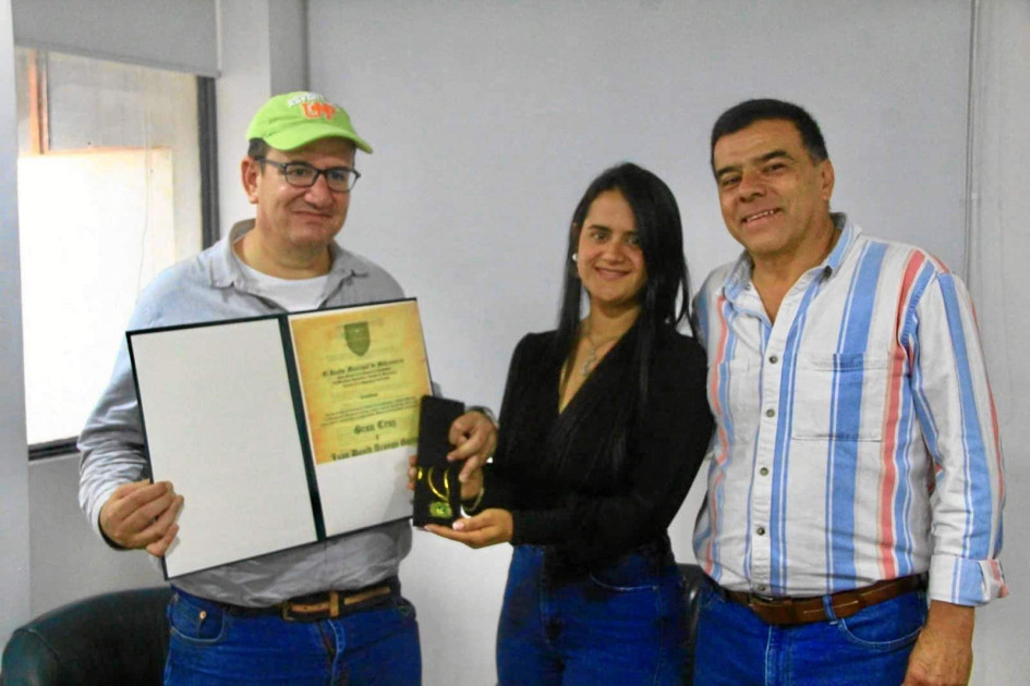 Foto | Cortesía | LA PATRIA Juan David Arango Gartner, director de Corpocaldas; Diana Carolina Ossa, secretaria general y de gobierno; y Gerardo Osorio Duque, alcalde de Manzanares.