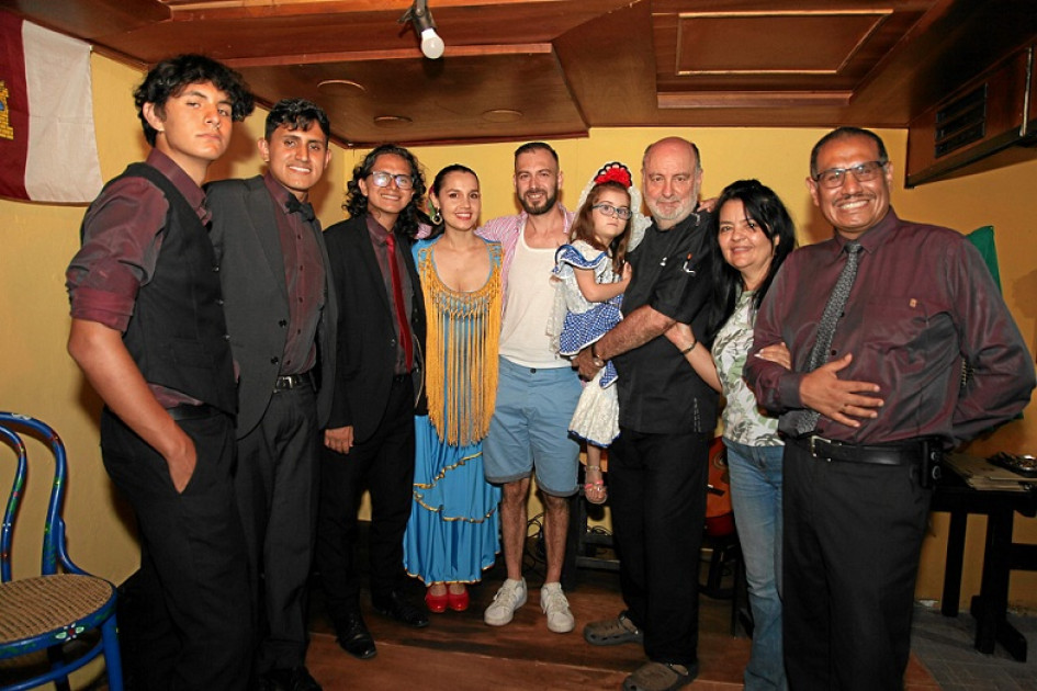 Integrantes del grupo Sabor Gitano en compañía de los propietarios del restaurante: Lizeth Conde, Marisol Labrador, Gian Carlo Moreno, Daniel Alejandro Moreno, Niccer Moreno, Carlos Moreno, Ángel Labrador Domínguez, Ángel Labrador Plaza y Mónica Salazar Salazar.