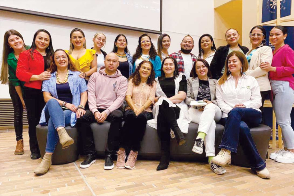 En días pasados en el Centro Cultural Rogelio Salmona se llevó a cabo el Conversatorio Cuatro Décadas de Desarrollo Familiar, entre los asistentes: Diana Carolina Acevedo, Carolina Chalarca Carmona, Yuliana Moncada, Tatiana Morales, Angela María Berrío, Juliana Gómez Riveros, Angela Viviana Mejía, Simón Vargas Morales, Jazmín Lorena Suárez, Yaneth Marulanda, Diana Alzate, Laura López. Sentados: Mónica Rincón Giraldo, Maicol Estiven Franco, Rosa María Posada, Diana Gómez, María Clemencia Quintero, Claudia Quintero. En días pasados en el Centro Cultural Rogelio Salmona se llevó a cabo el Conversatorio Cuatro Décadas de Desarrollo Familiar, entre los asistentes: Diana Carolina Acevedo, Carolina Chalarca Carmona, Yuliana Moncada, Tatiana Morales, Angela María Berrío, Juliana Gómez Riveros, Angela Viviana Mejía, Simón Vargas Morales, Jazmín Lorena Suárez, Yaneth Marulanda, Diana Alzate, Laura López. Sentados: Mónica Rincón Giraldo, Maicol Estiven Franco, Rosa María Posada, Diana Gómez, María Clemencia Quintero, Claudia Qu