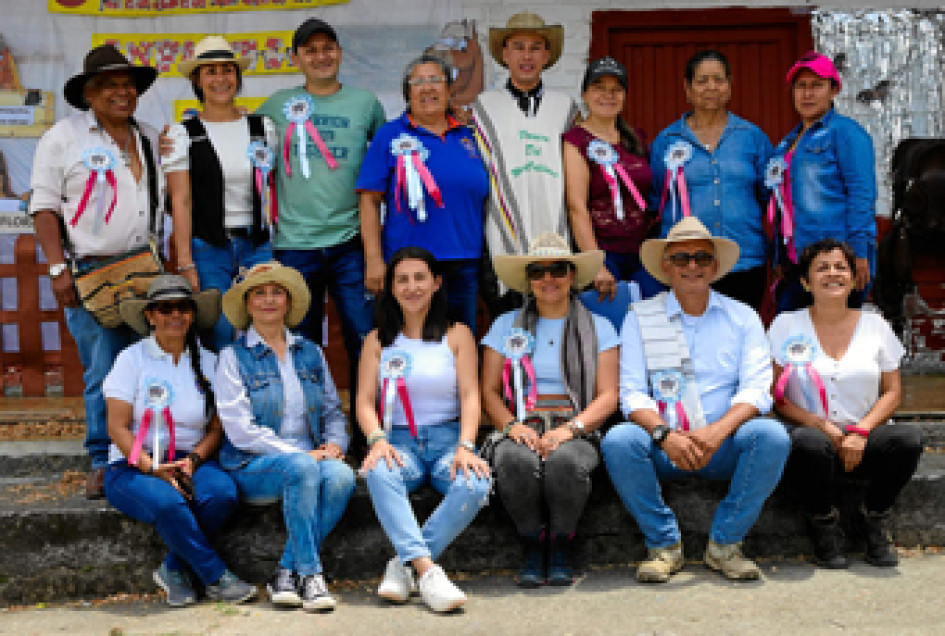 Foto | Luis Fernando Rodríguez | LA PATRIA Arriba: Uriel Flórez, Lina Verónica Ríos, Óscar Adrían Vallejo, Gloria Isabel Alzate, Edwin Fernando Arias, Yolanda Amaya, Cecilia Naranjo y Luz Amanda Cañón. Abajo: María Victoria Blandón, Claudia María Marín, Claudia Patricia Restrepo, Sandra María Franco, Juan Carlos Ceballos y Rubiela Rubiano. Foto | Luis Fernando Rodríguez | LA PATRIA Arriba: Uriel Flórez, Lina Verónica Ríos, Óscar Adrían Vallejo, Gloria Isabel Alzate, Edwin Fernando Arias, Yolanda Amaya, Cecilia Naranjo y Luz Amanda Cañón. Abajo: María Victoria Blandón, Claudia María Marín, Claudia Patricia Restrepo, Sandra María Franco, Juan Carlos Ceballos y Rubiela Rubiano.