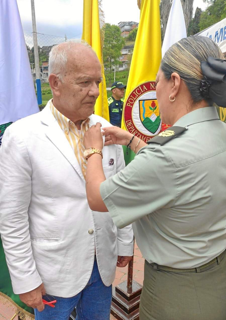 Foto | LA PATRIA  Argemiro Idárraga, en el Día de la Reserva, que se realizó en La Escuela de Carabineros Alejandro Gutiérrez, recibió el Botón Policía Nacional, de manos de la Teniente Coronel Sandra Bibiana López Duque, directora de la entidad. Felicitaciones.