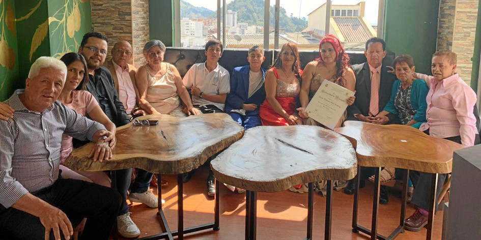 Foto | Mauricio Llano | LA PATRIA Evelyn Dahianna Ossa Buitrago fue homenajeada por su familia con una cena, en el restaurante La Shiraka, por recibir el título en Mercadeo Nacional e Internacional de la Universidad de Manizales. José Gilberto Castrillón, Sandra Milena Ossa, Sebastián Ramírez, Manuel Ossa, Aurora González, Santiago Castrillón, Edward Samuel Velásquez, Zeider Buitrago, Evelyn Dahiana Ossa, Henner Duque, Edilma Ramírez y Luz Mery Duque. Foto | Mauricio Llano | LA PATRIA Evelyn Dahianna Ossa Buitrago fue homenajeada por su familia con una cena, en el restaurante La Shiraka, por recibir el título en Mercadeo Nacional e Internacional de la Universidad de Manizales. José Gilberto Castrillón, Sandra Milena Ossa, Sebastián Ramírez, Manuel Ossa, Aurora González, Santiago Castrillón, Edward Samuel Velásquez, Zeider Buitrago, Evelyn Dahiana Ossa, Henner Duque, Edilma Ramírez y Luz Mery Duque.