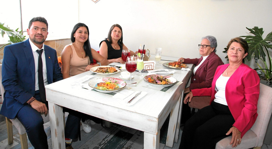 Foto | Argemiro Idárraga | LA PATRIA Jhon Jairo Patiño Ríos, Viviana Andrea Mejía Patiño, Gladys Patiño Ríos, Olga Inés Ríos de Patiño y Lucelly Patiño Ríos.