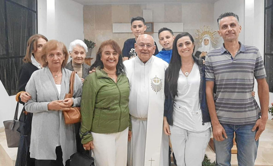 Foto | Lector | LA PATRIA Con una santa eucaristía en el colegio San Rafael se recordó a Elisabeth Bonilla tras cumplir nueve meses de su fallecimiento. En la imagen: Clemencia Botero, Mercedes Jaramillo, María Esperanza Montes, padre Marino Martínez, Thomas Ramírez, Martín Ramírez, Marcela Ramírez, José Adolfo Ramírez y María del Rosario Ramírez. Foto | Lector | LA PATRIA Con una santa eucaristía en el colegio San Rafael se recordó a Elisabeth Bonilla tras cumplir nueve meses de su fallecimiento. En la imagen: Clemencia Botero, Mercedes Jaramillo, María Esperanza Montes, padre Marino Martínez, Thomas Ramírez, Martín Ramírez, Marcela Ramírez, José Adolfo Ramírez y María del Rosario Ramírez.