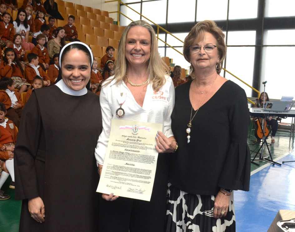 Hermana Jéssica Arango Hernández, rectora del Colegio Santa Inés; Adriana Arango, directora del Ceder; y Ángela Gómez, presidenta de la Asociación de Exalumnas del colegio. Hermana Jéssica Arango Hernández, rectora del Colegio Santa Inés; Adriana Arango, directora del Ceder; y Ángela Gómez, presidenta de la Asociación de Exalumnas del colegio.