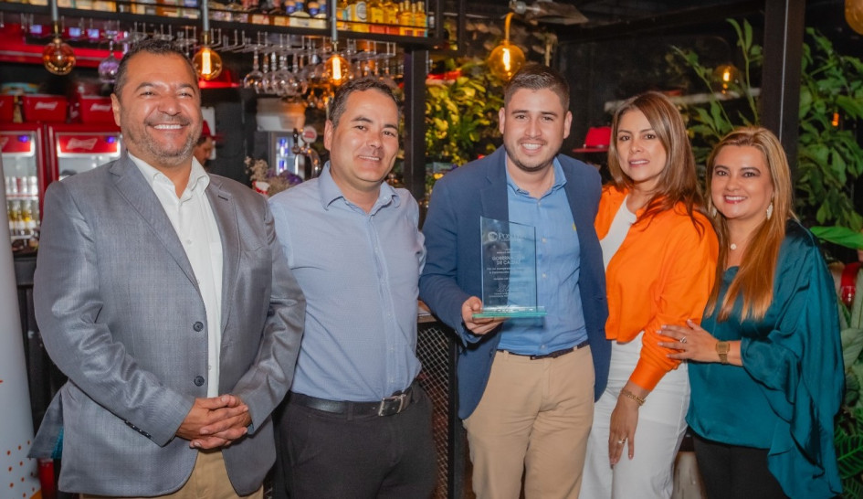Foto | Lector | LA PATRIA Carlos Iván Heredia, vicepresidente de promoción y prevención de Positiva Compañía de Seguros; James Rivera, asesor en riesgos de Positiva Compañía de Seguros; Alejandro Díaz Ramírez, líder del Sistema de Gestión de Seguridad y Salud en el Trabajo; Maritza Cortés, gerente Positiva Compañía de Seguros sucursal Caldas y Claudia Yaneth Cortés, administradora de riesgos laborales en Caldas. Foto | Lector | LA PATRIA Carlos Iván Heredia, vicepresidente de promoción y prevención de Positiva Compañía de Seguros; James Rivera, asesor en riesgos de Positiva Compañía de Seguros; Alejandro Díaz Ramírez, líder del Sistema de Gestión de Seguridad y Salud en el Trabajo; Maritza Cortés, gerente Positiva Compañía de Seguros sucursal Caldas y Claudia Yaneth Cortés, administradora de riesgos laborales en Caldas.