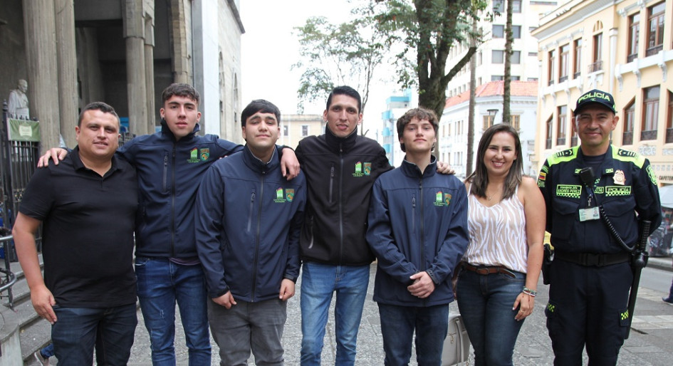 Foto | Argemiro Idárraga | LA PATRIA Julián Andrés Castaño, Brandy Sandoval, Nicolás Echeverría, Luis Felipe Cardona, Agustín Caro, Marisol Rodríguez y Andrés Pérez, policía de Turismo. Foto | Argemiro Idárraga | LA PATRIA Julián Andrés Castaño, Brandy Sandoval, Nicolás Echeverría, Luis Felipe Cardona, Agustín Caro, Marisol Rodríguez y Andrés Pérez, policía de Turismo.