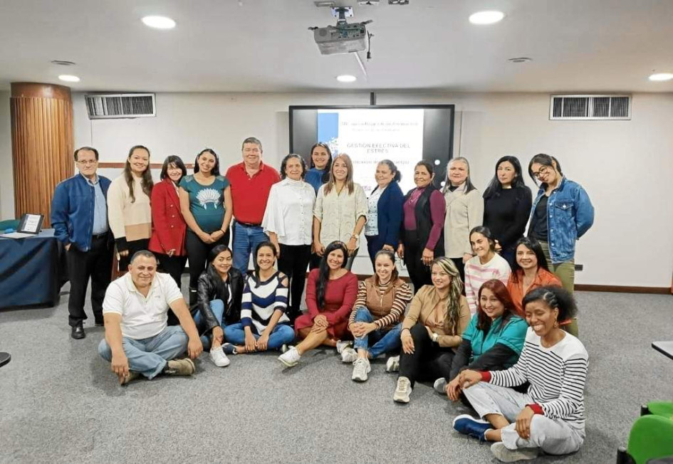 Foto | Cortesía | LA PATRIA Grupo de asistentes al taller junto con la secretaria de Educación de Manizales, Elizabeth Pacheco Alzate.
