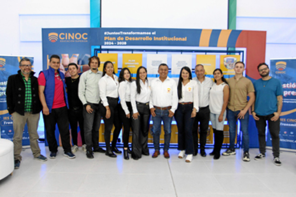 Fotos | Luis Trejos | LA PATRIA Diego Restrepo, Helman Romero, Nicolás Giraldo Gómez, Ricardo Ramírez, Hasleidy Valencia, Karol Ramírez, Yennifer Correa, coordinadora de mercadeo, información y comunicaciones de la IES CINOC; Juan Carlos Loaiza Serna, rector de la IES CINOC; Paola Cardona, comunity manager; Nicolás Otálvaro, vicerrector académico; Yashika Vélez Gutiérrez, Juan Manuel Calderón y Juan Carlos Ramírez, diseñador gráfico. Fotos | Luis Trejos | LA PATRIA Diego Restrepo, Helman Romero, Nicolás Giraldo Gómez, Ricardo Ramírez, Hasleidy Valencia, Karol Ramírez, Yennifer Correa, coordinadora de mercadeo, información y comunicaciones de la IES CINOC; Juan Carlos Loaiza Serna, rector de la IES CINOC; Paola Cardona, comunity manager; Nicolás Otálvaro, vicerrector académico; Yashika Vélez Gutiérrez, Juan Manuel Calderón y Juan Carlos Ramírez, diseñador gráfico.