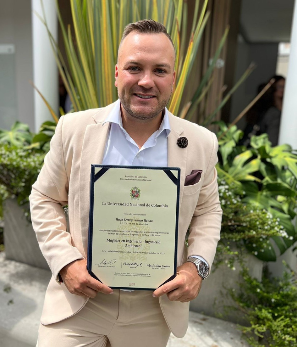 Foto | Cortesía | LA PATRIA Ferney Franco Henao recibió su título como magíster en Ingienería Ambiental de la Universidad Nacional de Colombia. Franco es arquitecto especialista en ingeniería Ambiental Área Sanitaria y especialista en Ingeniería Hidráulica y Ambiental. Familiares y amigos lo felicitan. Foto | Cortesía | LA PATRIA Ferney Franco Henao recibió su título como magíster en Ingienería Ambiental de la Universidad Nacional de Colombia. Franco es arquitecto especialista en ingeniería Ambiental Área Sanitaria y especialista en Ingeniería Hidráulica y Ambiental. Familiares y amigos lo felicitan.