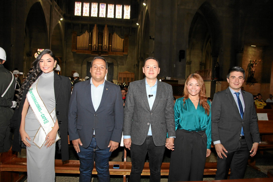 Fotos | Argemiro Idárraga | LA PATRIA Isabella Bermúdez, Reina Internacional del Café; Simón Ramírez, presidente del Concejo de Manizales; Carlos Mario Marín, alcalde; Valentina Acevedo, gestora social; y Camilo Naranjo, gerente del Instituto de Cultura y Turismo de Manizales.