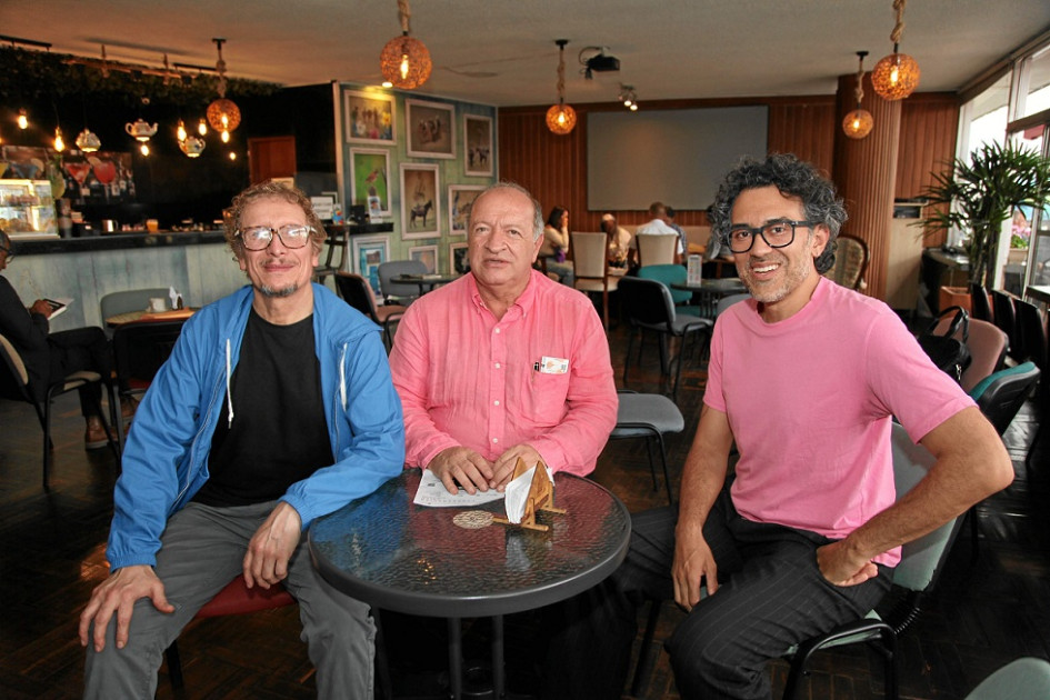 Foto | Argemiro Idárraga | LA PATRIA Fabio Rubiano, director del Teatro Petra; Octavio Arbeláez, director del Festival Internacional de Teatro de Manizales; y Daniel Mickey, productor del Teatro Petra; compartieron un café en el marco de la edición 55 del Festival Internacional de Teatro de Manizales que está en su séptimo día. Fabio Rubiano, director del Teatro Petra; Octavio Arbeláez, director del Festival Internacional de Teatro de Manizales; y Daniel Mickey, productor del Teatro Petra; compartieron un café en el marco de la edición 55 del Festival Internacional de Teatro de Manizales que está en su séptimo día.