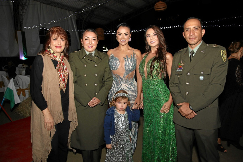 Mónica Giraldo Mejía, teniente coronel Sandra Bibiana López Duque, directora de la Escuela de Carabineros Alejandro Gutiérrez; Johana Sernna Correa, Paula Andrea Cañon y teniente coronel Óscar Landazábal, subcomandante de Policía de Manizales. Mónica Giraldo Mejía, teniente coronel Sandra Bibiana López Duque, directora de la Escuela de Carabineros Alejandro Gutiérrez; Johana Sernna Correa, Paula Andrea Cañon y teniente coronel Óscar Landazábal, subcomandante de Policía de Manizales.