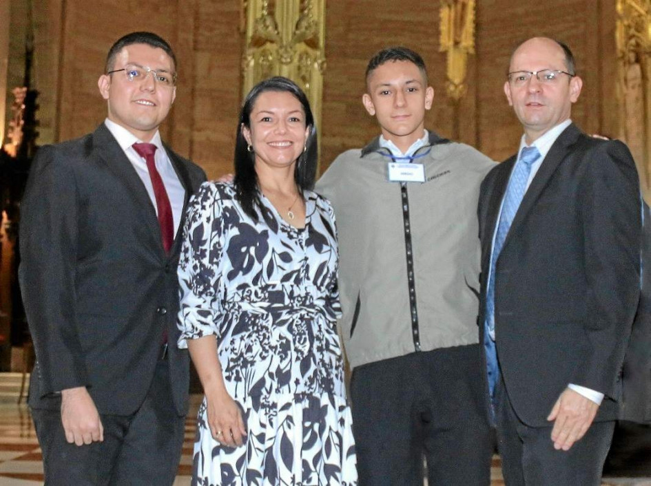 Sergio Zapata Zapata, estudiante del colegio Semenor, recibió su confirmación en la Catedral Basílica de Manizales. Lo acompañaron su hermano, Santiago Zapata Zapata, y sus padres Lina María y Gastón Adolfo.