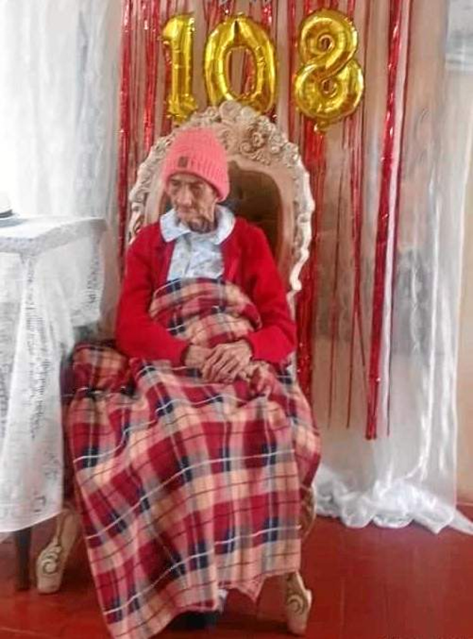 Foto | Diego Salgado | LA PATRIA Pastora Emilia Montoya Martínez es la persona más longeva de Aranzazu al cumplir 108 años. De ellos, la gran mayoría los ha vivido en el Hogar del Anciano Santa Catalina, desde que esa institución funcionaba en el terreno que hoy ocupa el hospital local. La celebración estuvo a cargo de integrantes de la Sociedad de San Vicente de Paúl, entidad administradora del ancianato y de los empleados que no pasaron por alto la fecha. Foto | Diego Salgado | LA PATRIA Pastora Emilia Montoya Martínez es la persona más longeva de Aranzazu al cumplir 108 años. De ellos, la gran mayoría los ha vivido en el Hogar del Anciano Santa Catalina, desde que esa institución funcionaba en el terreno que hoy ocupa el hospital local. La celebración estuvo a cargo de integrantes de la Sociedad de San Vicente de Paúl, entidad administradora del ancianato y de los empleados que no pasaron por alto la fecha.