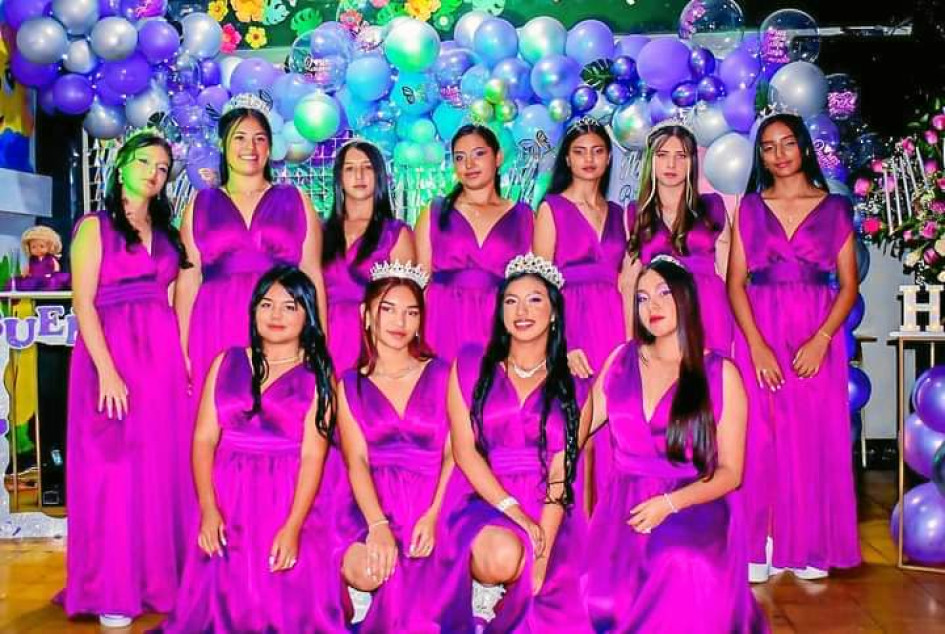 Foto | Henry Giraldo | LA PATRIA El colegio el Rosario de Manzanares celebró los 15 años a sus alumnas. Hubo torta y champaña, mientras disfrutaban de una serenata de mariachis. El evento se realizó con el apoyo de la contralora estudiantil, Danna Sofía Saavedra Tangarife, directivos, docentes, padres de familia y amigos de Manzanares. Foto | Henry Giraldo | LA PATRIA El colegio el Rosario de Manzanares celebró los 15 años a sus alumnas. Hubo torta y champaña, mientras disfrutaban de una serenata de mariachis. El evento se realizó con el apoyo de la contralora estudiantil, Danna Sofía Saavedra Tangarife, directivos, docentes, padres de familia y amigos de Manzanares.
