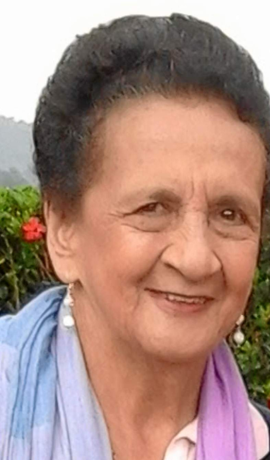 Foto | Lector | LA PATRIA María Celina Martínez de Marín. Hace un año nuestra esposa y madre fue invitada a los goces celestiales y nos dejó para recordarle por siempre sus enseñanzas, bendiciones y el amor, por toda la vida. Fue fructífero el paso, hasta sus 89 años, especialmente por la felicidad de vivir para la familia que la rodeó con inmenso respeto y afecto, porque lo mereció. Cultivó y produjo bienestar a su esposo, Evelio y a sus hijos Luz Helena, Aleyda, Beatriz, Duván, Alejandro, Walter y Andrés. Le alcanzó para transmitir cariño a nietos, bisnietos, yernos, nueras y sobrinos, después de despedir a padres y hermanos que le antecedieron en el inevitable viaje eterno. En una santa eucaristía el sábado 21 de octubre en el templo San Antonio María Claret, nos reencontramos, para recordar con una sonrisa en el espíritu, a un ser que nos ofreció tantas alegrías, consejos y dulzura. Foto | Lector | LA PATRIA María Celina Martínez de Marín. Hace un año nuestra esposa y madre fue invitada a los goces celestiales y nos dejó para recordarle por siempre sus enseñanzas, bendiciones y el amor, por toda la vida. Fue fructífero el paso, hasta sus 89 años, especialmente por la felicidad de vivir para la familia que la rodeó con inmenso respeto y afecto, porque lo mereció. Cultivó y produjo bienestar a su esposo, Evelio y a sus hijos Luz Helena, Aleyda, Beatriz, Duván, Alejandro, Walter y Andrés