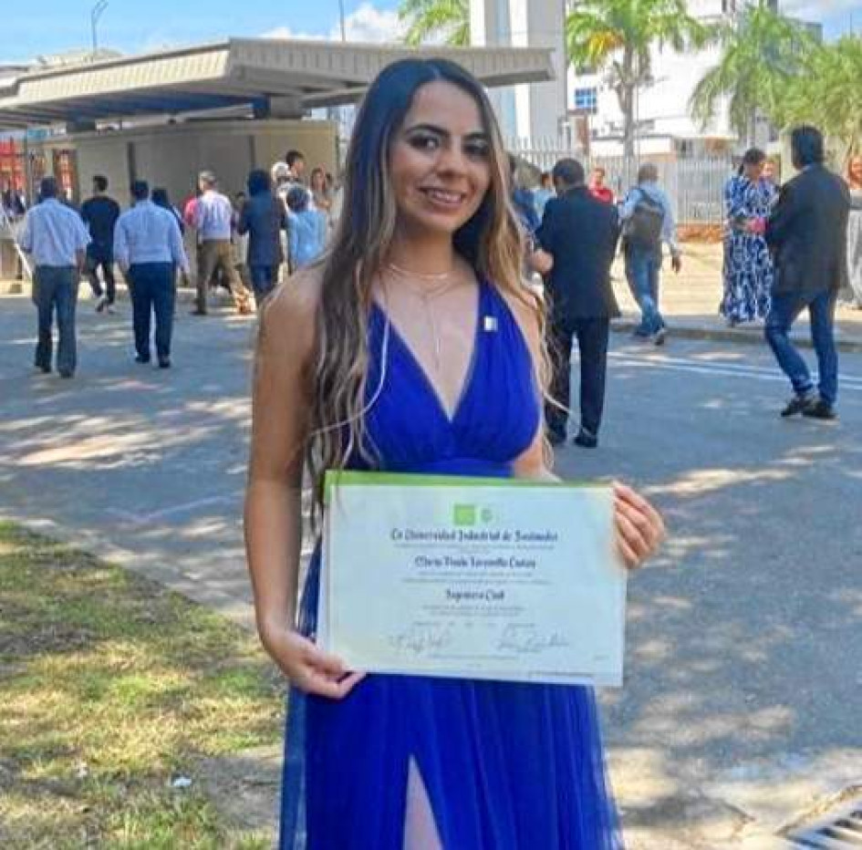 Foto | cortesía | LA PATRIA La pensilvanense María Paula Jaramillo Loaiza recibió su título como Ingeniera Civil de la Universidad Industrial de Santander (UIS). Es egresada como bachiller de la Normal Superior de La Presentación. Su hermana Luisa Fernanda le extiende un caluroso abrazo y la felicita en compañía de sus padres y familiares. Foto | cortesía | LA PATRIA La pensilvanense María Paula Jaramillo Loaiza recibió su título como Ingeniera Civil de la Universidad Industrial de Santander (UIS). Es egresada como bachiller de la Normal Superior de La Presentación. Su hermana Luisa Fernanda le extiende un caluroso abrazo y la felicita en compañía de sus padres y familiares.