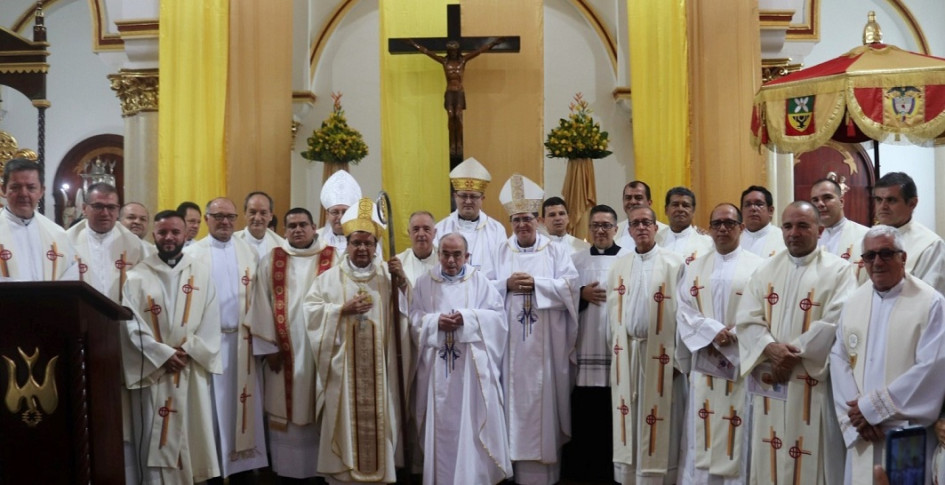Foto | Henry Giraldo | LA PATRIA El padre Fidel Antonio Gómez Gómez celebró sus 40 años de vida sacerdotal con una santa eucaristía precedida por 30 sacerdotes y cuatro obispos. La misa se realizó en la Basílica Menor de San Antonio de Padua de Manzanares.
