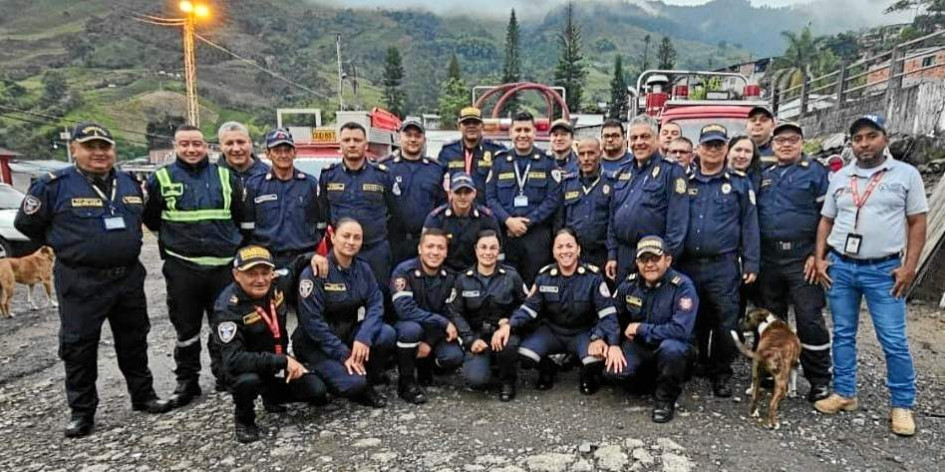 Arbey Trujillo, director general de Bomberos de Colombia, estuvo de visita en Manzanares acompañado de su comitiva y comandos de bomberos del oriente de Caldas. Durante el encuentro asistieron comandantes del Distrito VI integrado por La Dorada, Samaná y Norcasia . Hablaron del fortalecimiento del organismo de socorro y de la atención en caso de emergencias, así como de gestionar la construcción de la nueva sede para Manzanares. Arbey Trujillo, director general de Bomberos de Colombia, estuvo de visita en Manzanares acompañado de su comitiva y comandos de bomberos del oriente de Caldas. Durante el encuentro asistieron comandantes del Distrito VI integrado por La Dorada, Samaná y Norcasia . Hablaron del fortalecimiento del organismo de socorro y de la atención en caso de emergencias, así como de gestionar la construcción de la nueva sede para Manzanares.