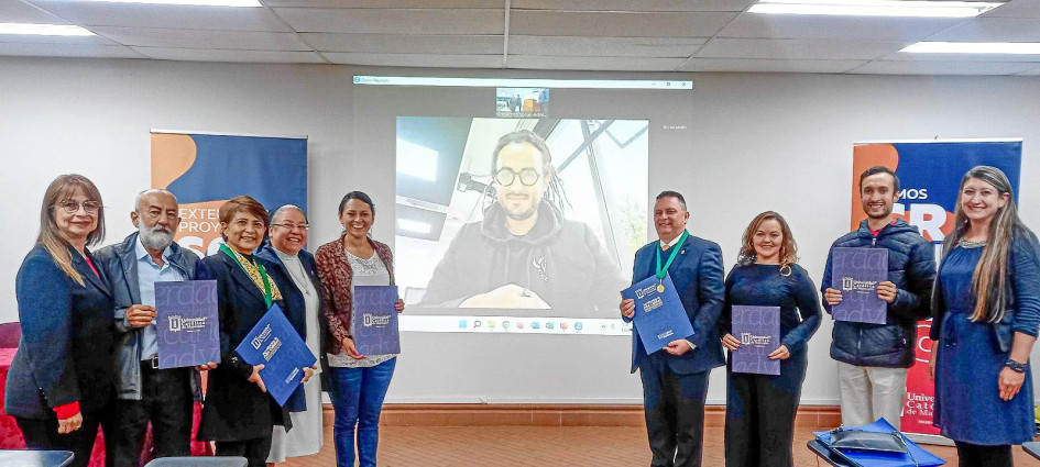 María del Socorro Vargas Henao, Neftaly Zapata Delgado, Esperanza Trejos Ortiz, hermana Gloria Estela Rolón Díaz, Gisselt Tatiana Muñoz Omen, Jeronimo Zapata Trejos (en pantalla), doctor Carlos Alberto Pabón Meneses, Mariana Villegas Gómez, Juan Sebastián Clavijo Gil y Catalina Triana Navas. Fotos| Cortesía U. Católica | LA PATRIA María del Socorro Vargas Henao, Neftaly Zapata Delgado, Esperanza Trejos Ortiz, hermana Gloria Estela Rolón Díaz, Gisselt Tatiana Muñoz Omen, Jeronimo Zapata Trejos (en pantalla), doctor Carlos Alberto Pabón Meneses, Mariana Villegas Gómez, Juan Sebastián Clavijo Gil y Catalina Triana Navas.