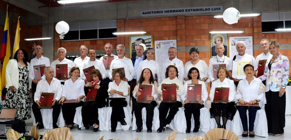 Foto | cortesía | LA PATRIA Grupo de bachilleres eméritos. Foto | cortesía | LA PATRIA Grupo de bachilleres eméritos.