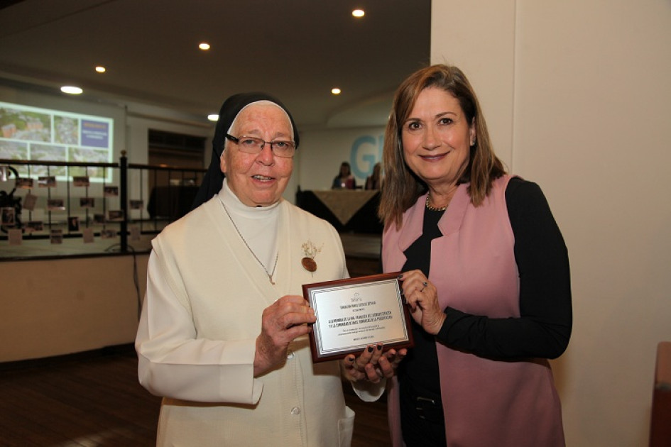Fotos | Argemiro Idárraga | LA PATRIA Reconocimientos: Beatriz Eugenia Pardo, directora ejecutiva de la Fundación Obras Sociales Betania, entrega reconocimiento a la hermana Gloria del Carmen Torres Bustamante, directora de la Fundación Obras Sociales Betania. Fotos | Argemiro Idárraga | LA PATRIA Reconocimientos: Beatriz Eugenia Pardo, directora ejecutiva de la Fundación Obras Sociales Betania, entrega reconocimiento a la hermana Gloria del Carmen Torres Bustamante, directora de la Fundación Obras Sociales Betania.