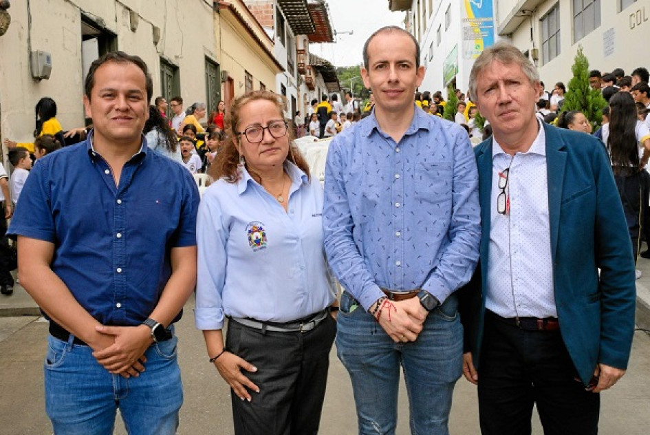 Foto | LA PATRIA William Molina, Gladys Amanda Rubiano, rectora de la Institución Educativa Pío XII ; Juan Pablo Ospina, alcalde de Salamina; y Germán Estrada.