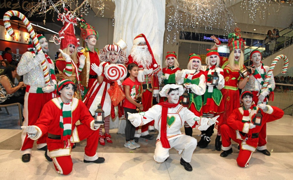 Los arlequines sonríen y dan la bienvenida a esta época en el centro comercial Fundadores. Los arlequines sonríen y dan la bienvenida a esta época en el centro comercial Fundadores.