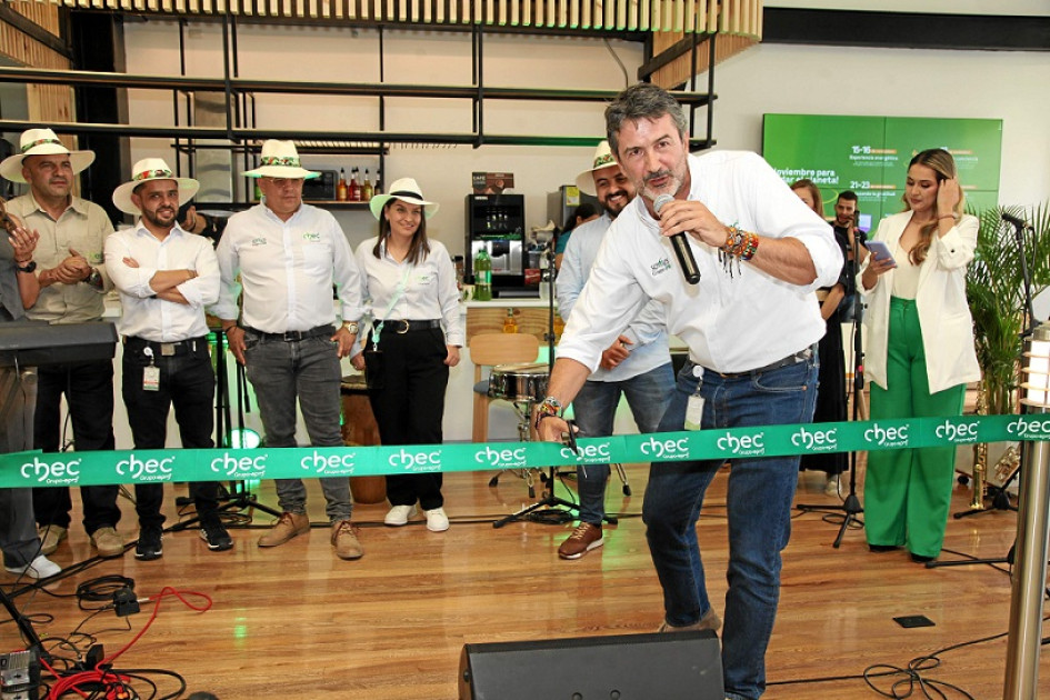 Santiago Villegas, gerente general de Chec, corta la cinta como símbolo de inauguración de la sede. Santiago Villegas, gerente general de Chec, corta la cinta como símbolo de inauguración de la sede.