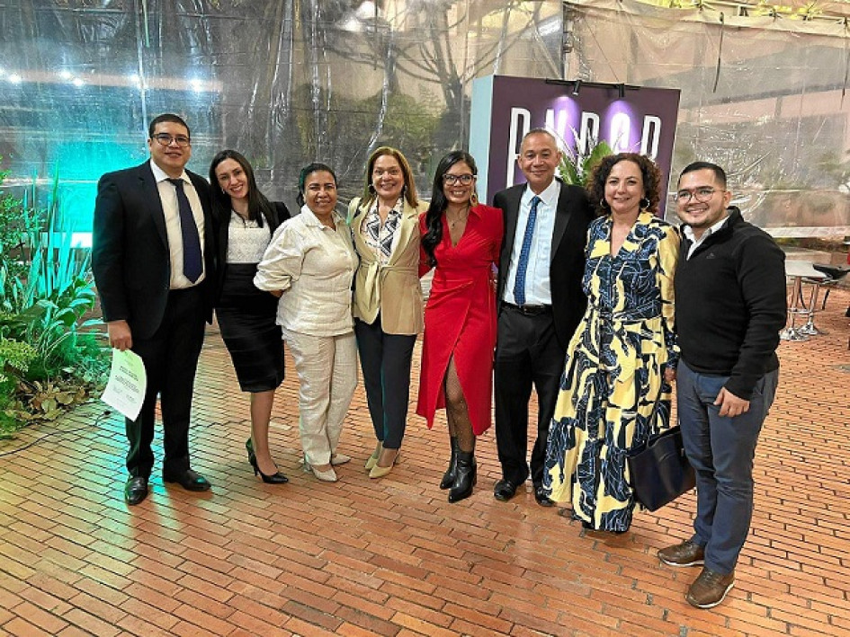 Miguel Orlando Alguero, Lillineth Ocampo, Danny Montaño, Aleida Mendoza, Laura Ardila, José Carlos Crespo, Adriana Villegas y Óscar Castro. Miguel Orlando Alguero, Lillineth Ocampo, Danny Montaño, Aleida Mendoza, Laura Ardila, José Carlos Crespo, Adriana Villegas y Óscar Castro.