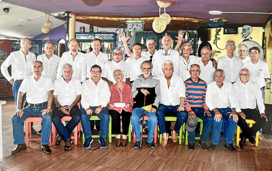 Arriba: Guillermo González Valencia, Luis Fernando Beltrán Walker, Jairo Arcila Idárraga, Gustavo Vargas Salazar, Jorge H. Osorio Duque, Hernán Yepes Orrego, Federico Zuluaga Estrada, José Fernando Botero Medina, Roosvelt Gallego Quiroga, Alberto Peralta Duque, Bernardo Patiño Loaiza, Iván Duque Reina y Jaime González Correa. Abajo: Rodrigo Orozco Muñoz, Óscar Montoya Ospina, Jorge Álvarez Gallo, Irma Alzate Ríos (secretaria del colegio), Álvaro Elías Botero Moreno, Marco Giraldo Montes, Jesús Cortés Morales, Antonio Botero Merino y Miguel Flórez Restrepo. Arriba: Guillermo González Valencia, Luis Fernando Beltrán Walker, Jairo Arcila Idárraga, Gustavo Vargas Salazar, Jorge H. Osorio Duque, Hernán Yepes Orrego, Federico Zuluaga Estrada, José Fernando Botero Medina, Roosvelt Gallego Quiroga, Alberto Peralta Duque, Bernardo Patiño Loaiza, Iván Duque Reina y Jaime González Correa. Abajo: Rodrigo Orozco Muñoz, Óscar Montoya Ospina, Jorge Álvarez Gallo, Irma Alzate Ríos (secretaria del colegio), Álvaro Elías Botero Moreno, Marco Giraldo Montes, Jesús Cortés Morale