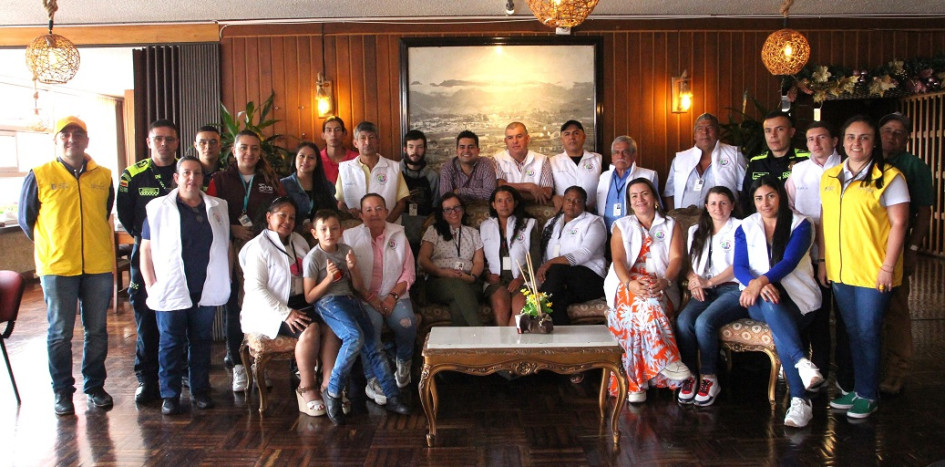 Foto | Luis Trejos | LA PATRIA Integrantes de la Mesa Municipal de Víctimas de Manizales, junto con integrantres de la Policía invitados al almuerzo y el personero de Manizales, Fernando Arcila.