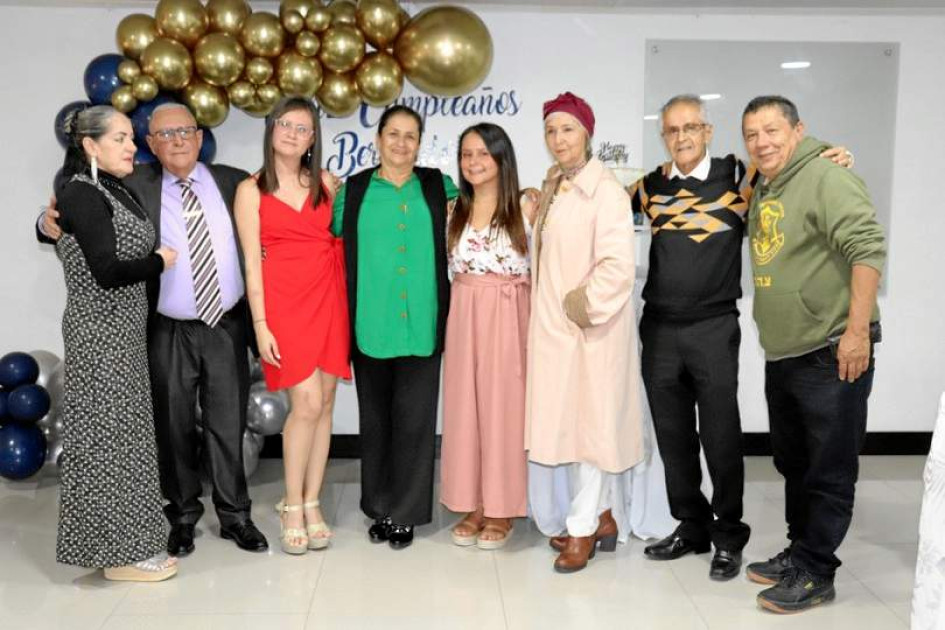Foto | Cortesía | LA PATRIA Martha Cecilia Zuluaga, Bernardo Elías Alarcón Cardona, Laura Victoria Alarcón, Patricia del Pilar López, Beatriz Eugenia Alarcón, Sonia Esperanza López, Jaime Alberto López y Luis Gonzaga Grajales. Foto | Cortesía | LA PATRIA Martha Cecilia Zuluaga, Bernardo Elías Alarcón Cardona, Laura Victoria Alarcón, Patricia del Pilar López, Beatriz Eugenia Alarcón, Sonia Esperanza López, Jaime Alberto López y Luis Gonzaga Grajales.