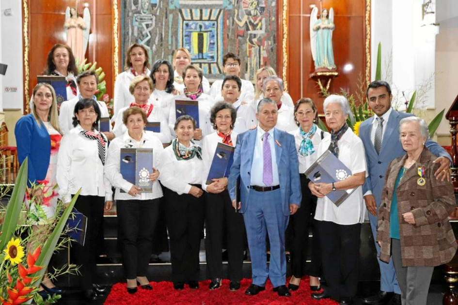 Al encuentro asistieron: Ana Libia Alzate, Dora Esther Aristizábal, Ana Dilia Betancur, Rubiela Bedoya, Inés Botero, Miriam Duque, Amanda Hoyos, Miriam Hurtado, Ángela Martínez, Idalba Montoya, Ensueño Ocampo, Islén Ospina, Luz Dary Pineda, Olga Lucía Ramírez, Rosalba Salazar, Martha Lucía Zuluaga, Alba Lucía Zuluaga y Rubiela Raigoza. Con ellos estuvieron Elizabeth Jaramillo, docente jubilada; Ángela Lalinde, coordinadora actual, y Geimar Alonso Valencia, actual rector. Al encuentro asistieron: Ana Libia Alzate, Dora Esther Aristizábal, Ana Dilia Betancur, Rubiela Bedoya, Inés Botero, Miriam Duque, Amanda Hoyos, Miriam Hurtado, Ángela Martínez, Idalba Montoya, Ensueño Ocampo, Islén Ospina, Luz Dary Pineda, Olga Lucía Ramírez, Rosalba Salazar, Martha Lucía Zuluaga, Alba Lucía Zuluaga y Rubiela Raigoza. Con ellos estuvieron Elizabeth Jaramillo, docente jubilada; Ángela Lalinde, coordinadora actual, y Geimar Alonso Valencia, actual rector.
