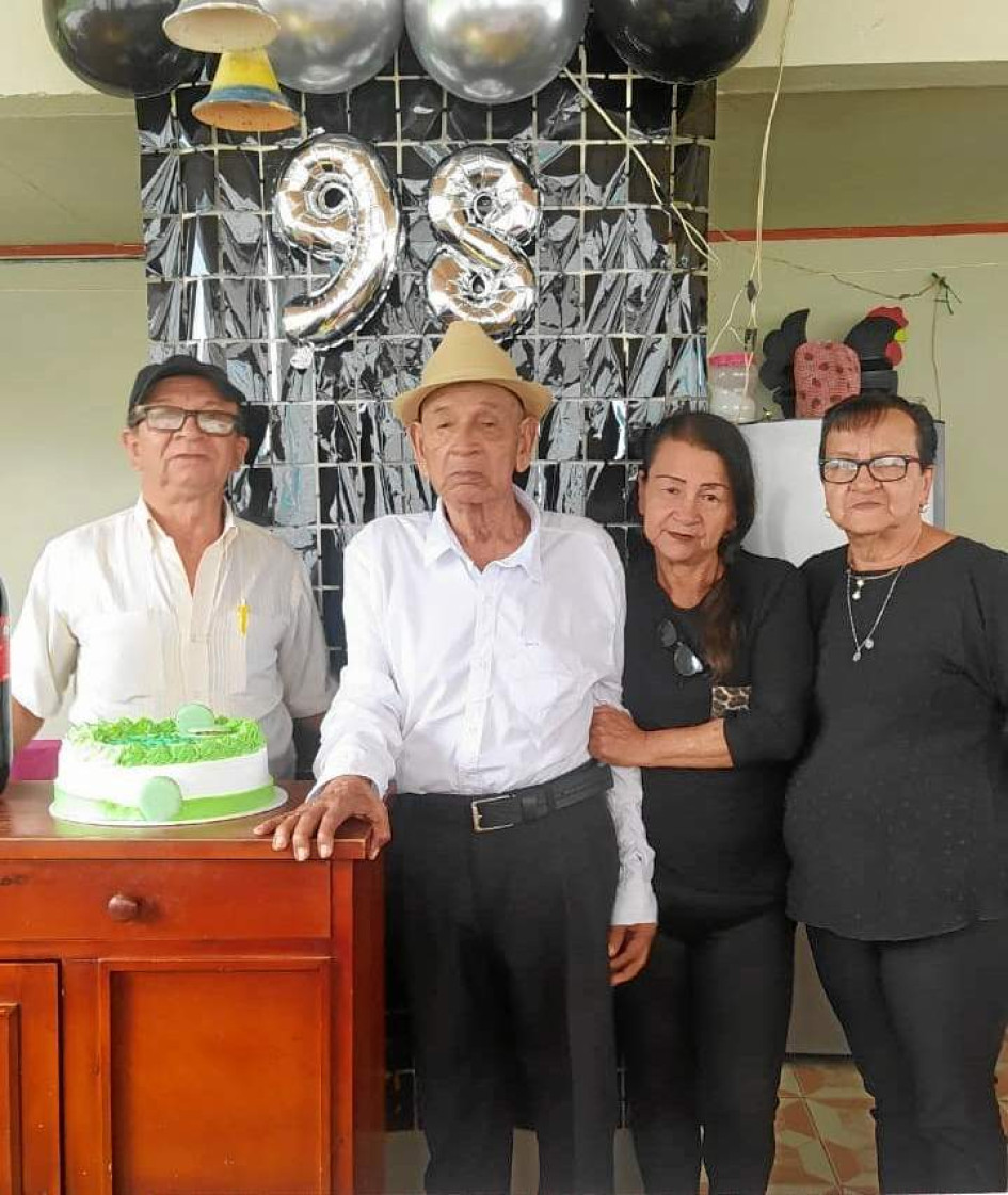 Foto | Lector | LA PATRIA Bernabé Gallego Restrepo, natural de Manzanares (Caldas), festejó sus 98 años en compañía de sus hijos Luis Evelio Gallego Ospina, María Irma Gallego Ospina y María Rubiela Gallego Ospina.