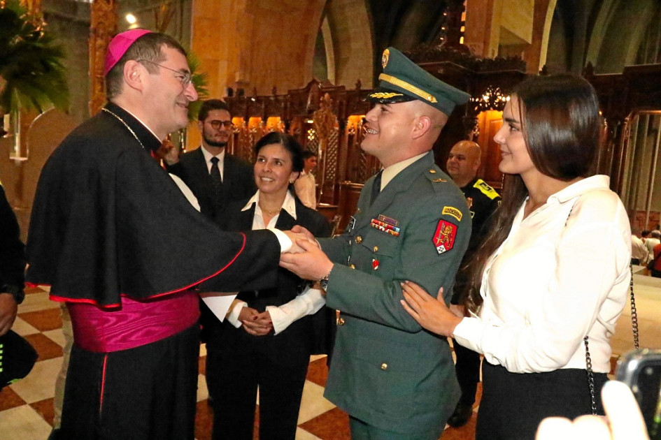 Insignia al nuncio apostólico Insignia al nuncio apostólico