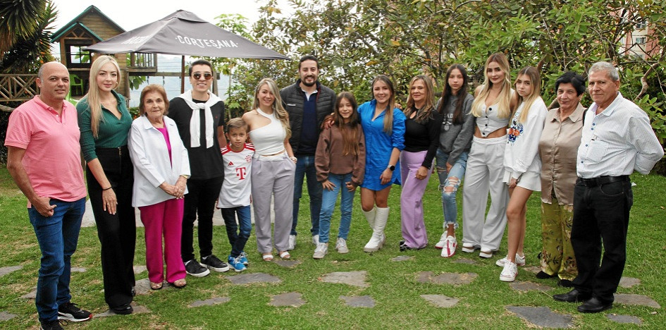 Lina Marcela Cifuentes celebró su cumpleaños con un almuerzo en el restaurante Cortesana, la acompañan: Jorge Quintero, Andrea Quintero, Aceneth Buitrago, Nicolás Cifuentes, Martín Quintero, la festejada, Víctor Araque, María Paz Ocampo, Sandra Paola Cifuentes, Consuelo Salazar, Luciana Arango, Milena Cifuentes, Samantha Arango, Aliria Orozco y Nicolás Cifuentes. Lina Marcela Cifuentes celebró su cumpleaños con un almuerzo en el restaurante Cortesana, la acompañan: Jorge Quintero, Andrea Quintero, Aceneth Buitrago, Nicolás Cifuentes, Martín Quintero, la festejada, Víctor Araque, María Paz Ocampo, Sandra Paola Cifuentes, Consuelo Salazar, Luciana Arango, Milena Cifuentes, Samantha Arango, Aliria Orozco y Nicolás Cifuentes.