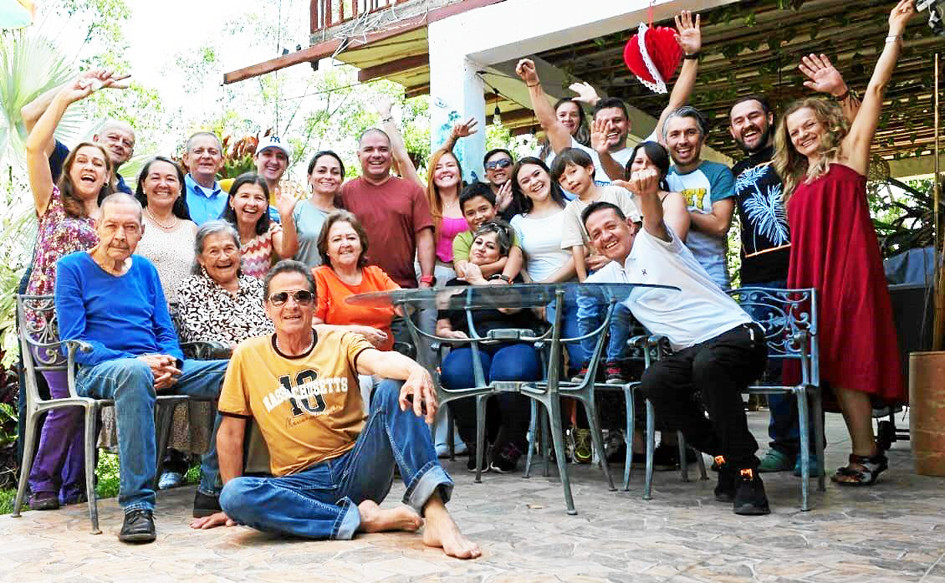 Marina Mejía en compañía de familiares y amigos.