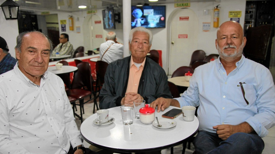 Foto | Argemiro Idárraga | LA PATRIA José Luis Alzate Grajales, Octavio Zapata Ospina y Carlos Arturo Agudelo Montoya tuvieron un encuentro de amigos en el café El Graduado.